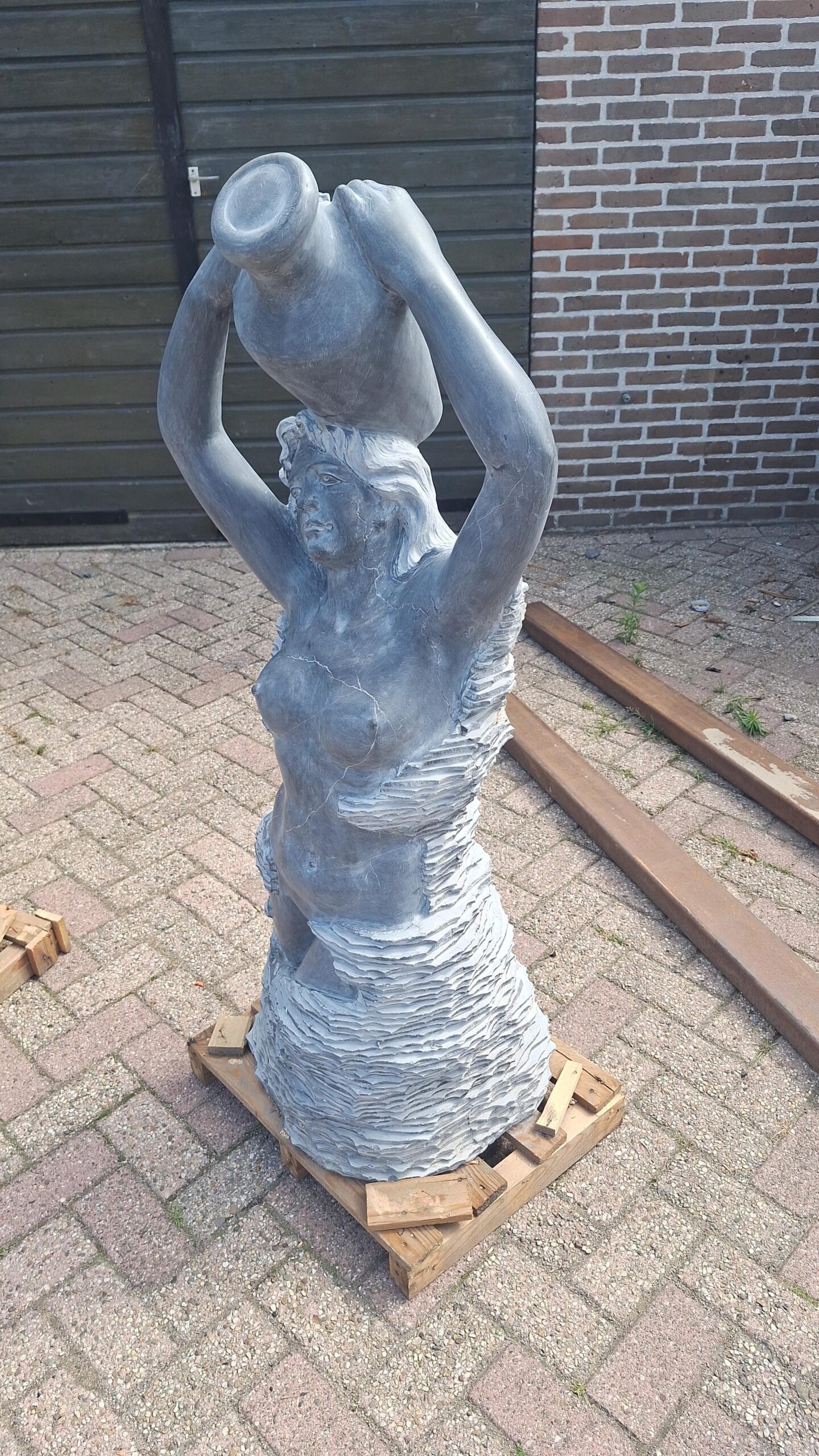 Beeld fontein vrouwenfiguur marmer Kruik achter hoofd 135cm