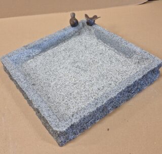 Vogelbad graniet vierkant met twee bronzen vogeltjes 35x35cm - Eliassen.nl