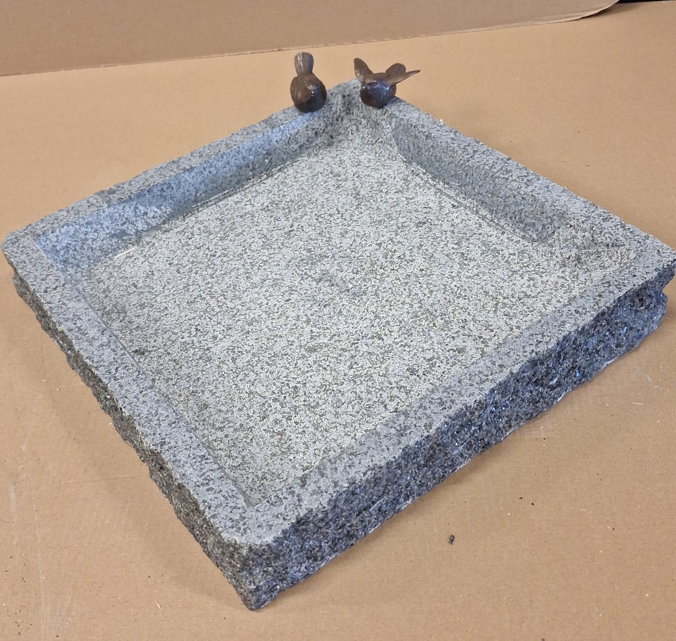 Vogelbad graniet vierkant met twee bronzen vogeltjes 35x35cm - Eliassen.nl
