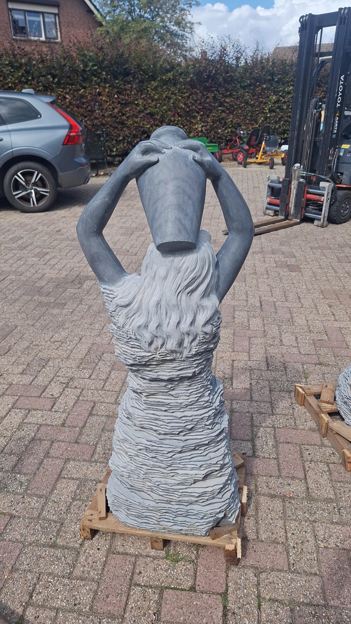Beeld fontein vrouwenfiguur marmer Kruik achter hoofd 135cm