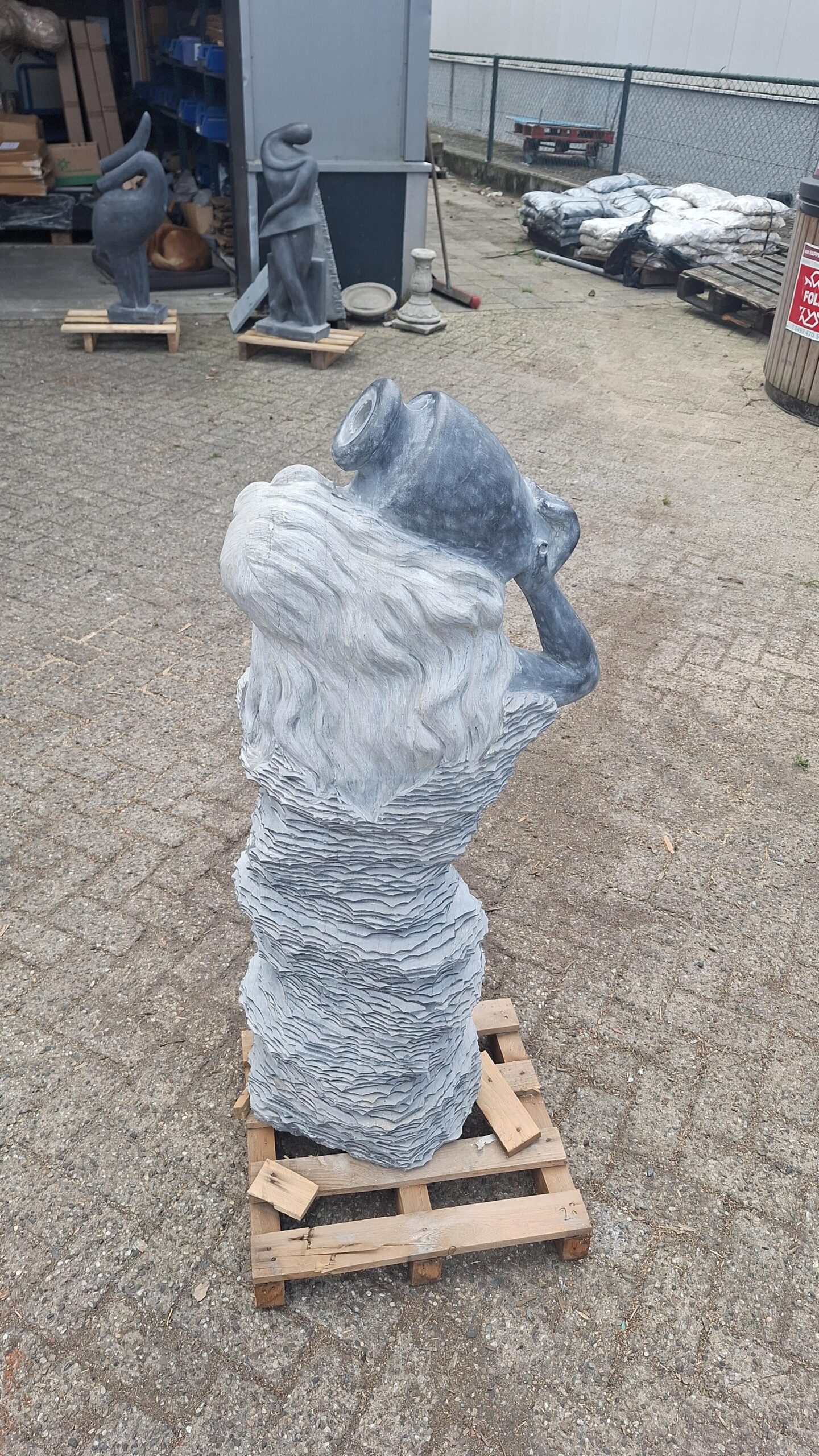Beeld fontein vrouwenfiguur marmer straal in gezicht 120cm