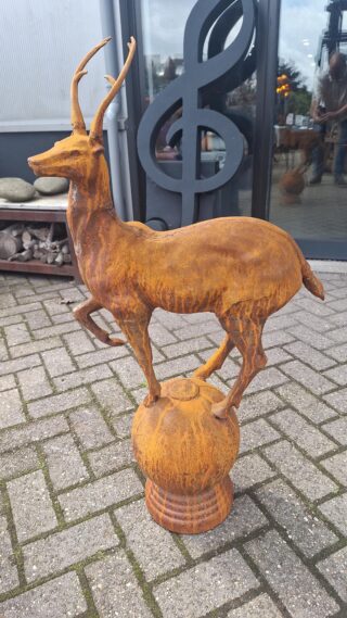 beeld gietijzer hert op bol links 95cm - Eliassen.nl