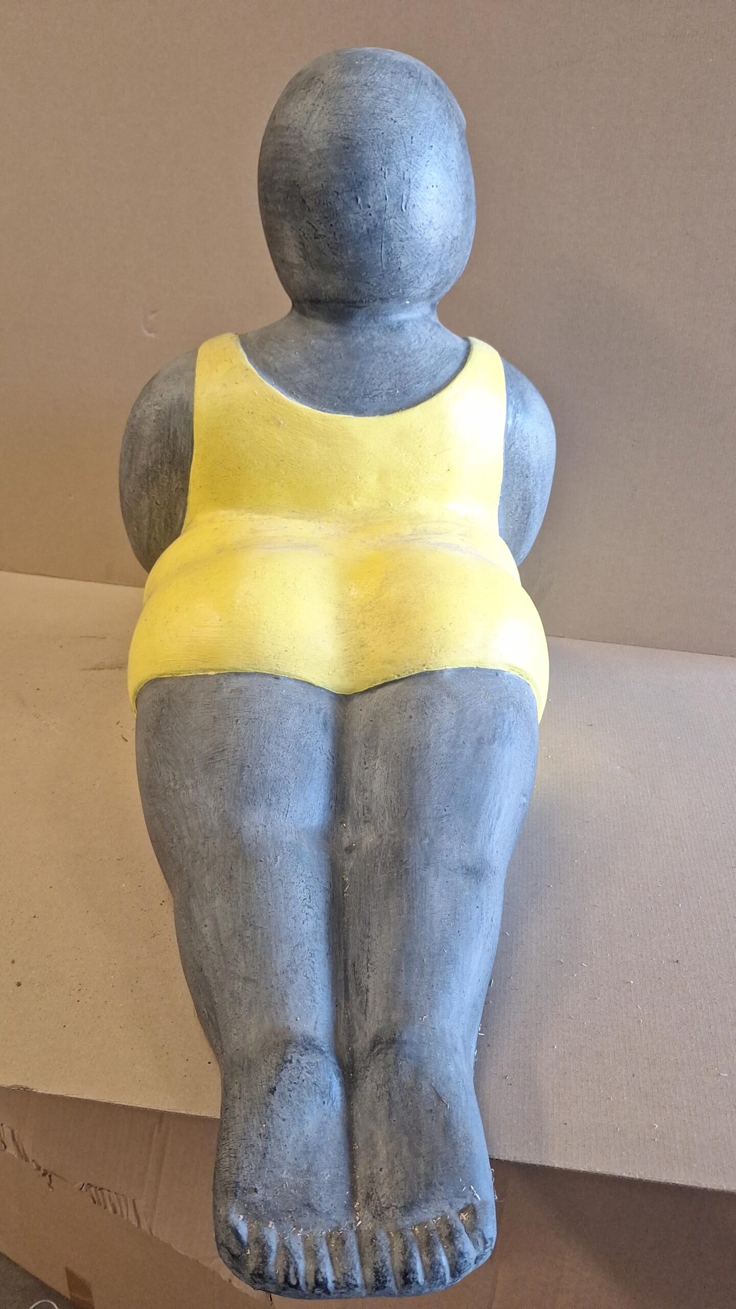 Beeld fiberstone Dikke dame op haar buik geel 78cm