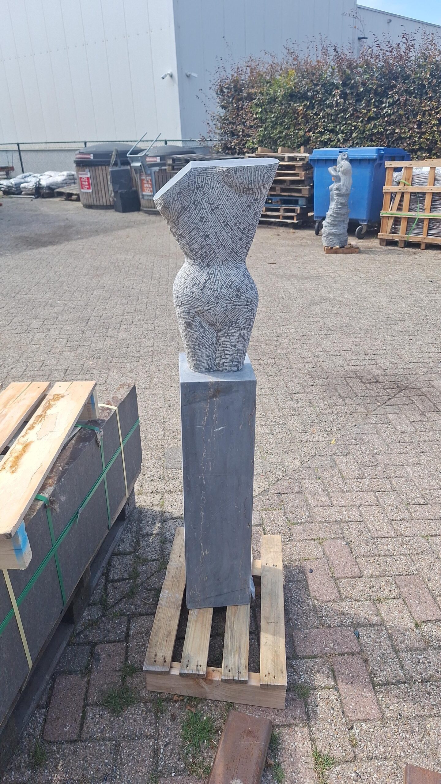 Sculptuur hardsteen Abstracte Torso 130cm