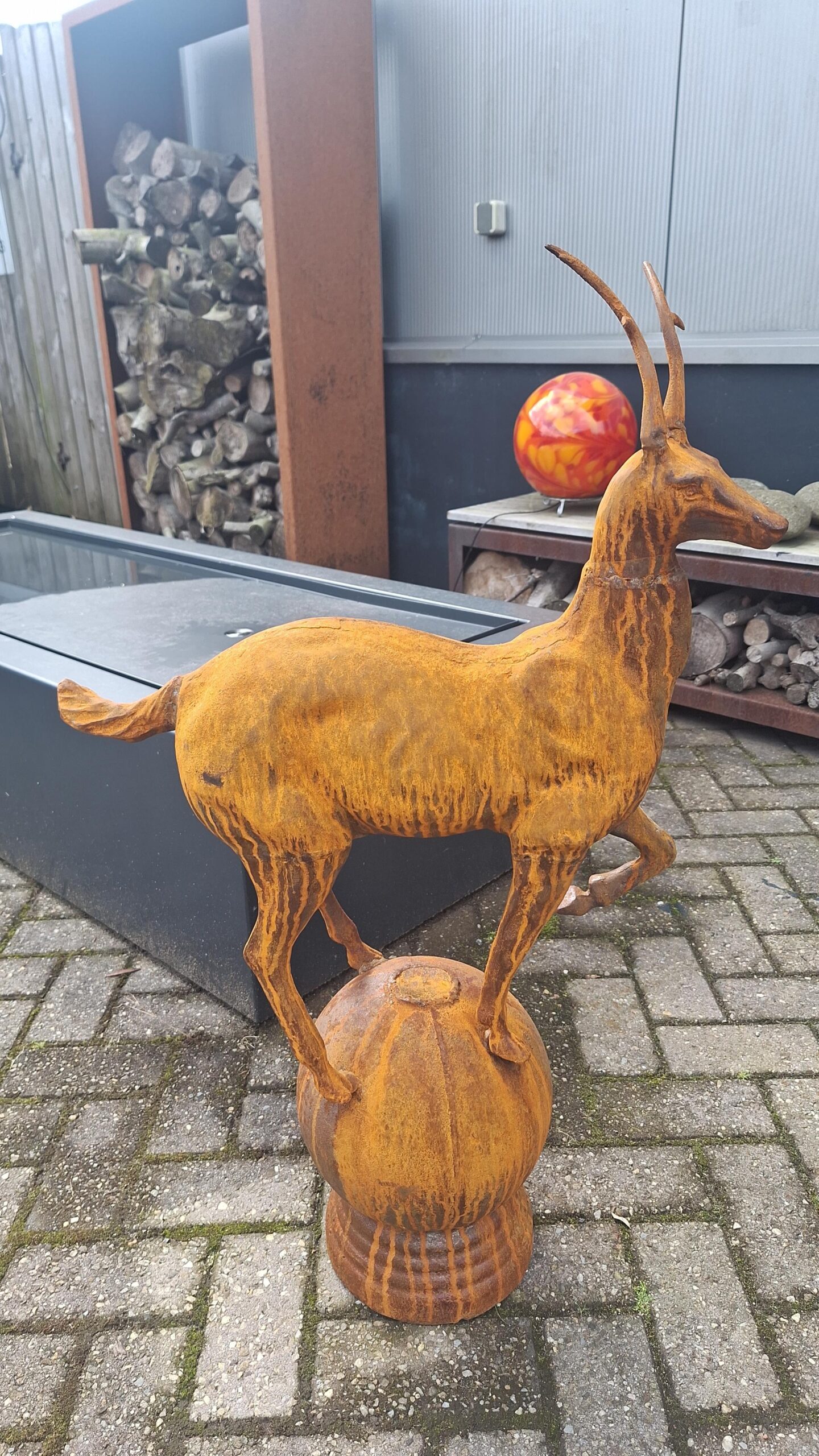 Beeld gietijzeren hert op bol rechts 95cm - Eliassen.nl