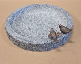 Vogelbad graniet rond met twee bronzen vogeltjes 35x35cm