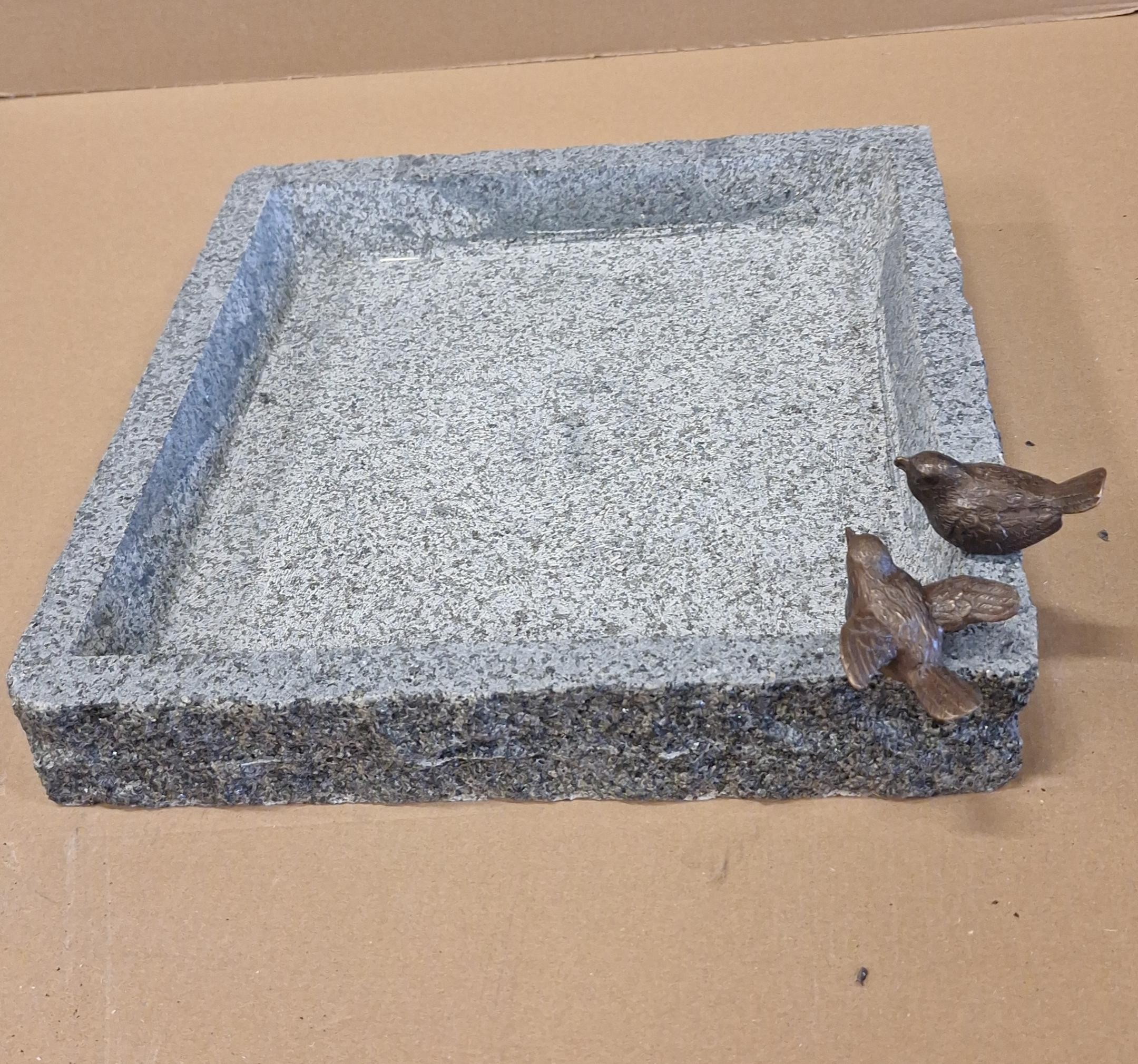 Vogelbad graniet vierkant met twee bronzen vogeltjes 35x35cm