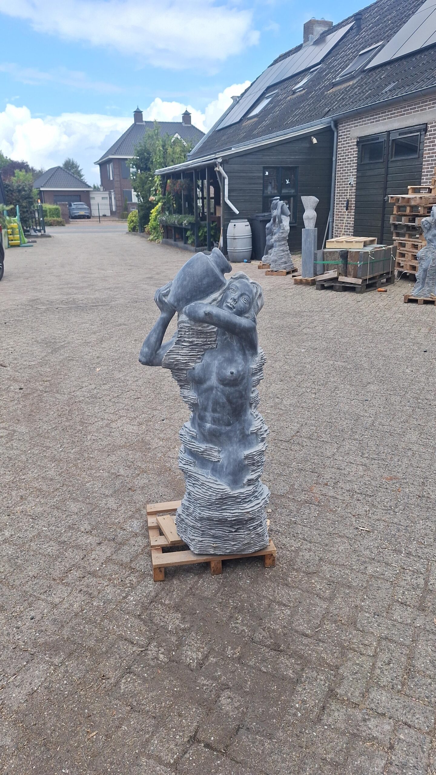 Beeld fontein vrouwenfiguur marmer straal in gezicht 120cm
