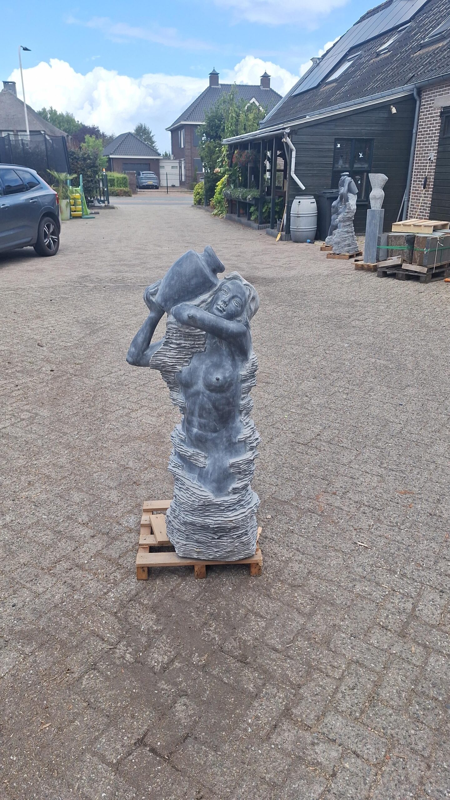 Beeld fontein vrouwenfiguur marmer straal in gezicht 120cm