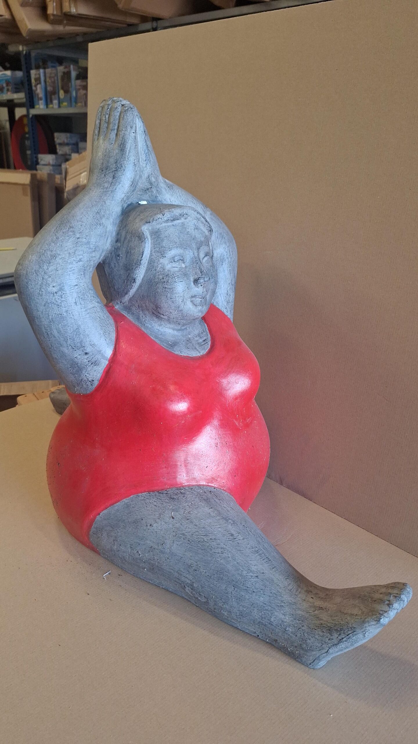 Beeld fiberstone Dikke dame in spagaat rood 95cm