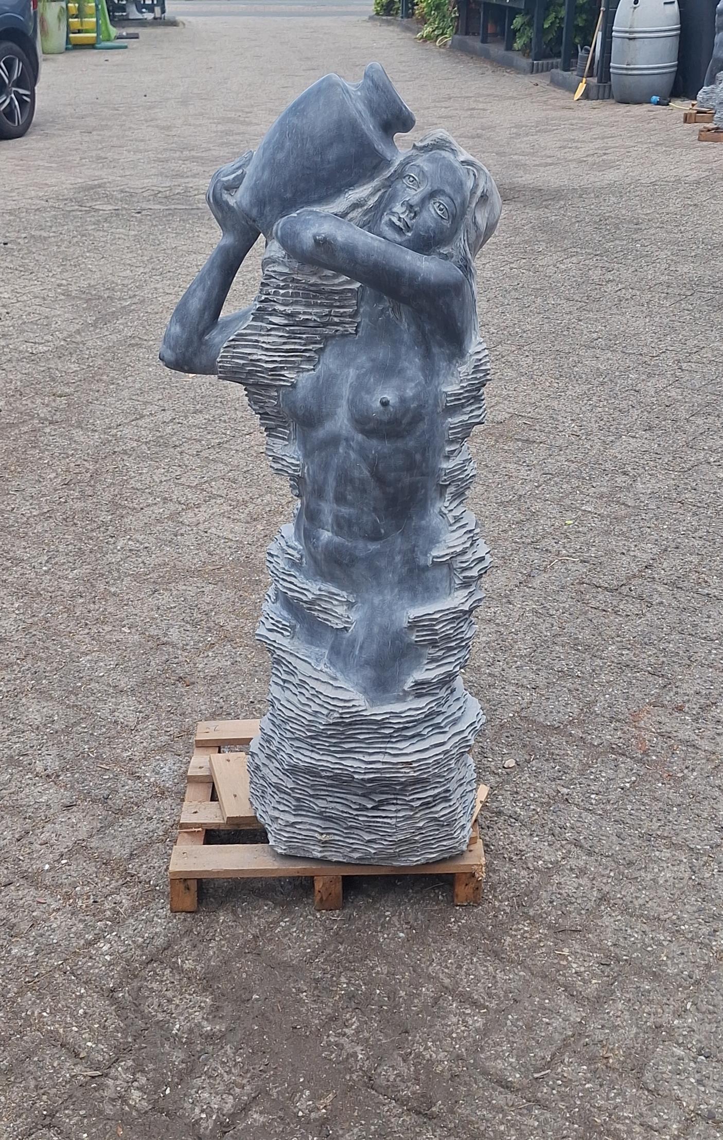Beeld fontein vrouwenfiguur marmer straal in gezicht 120cm