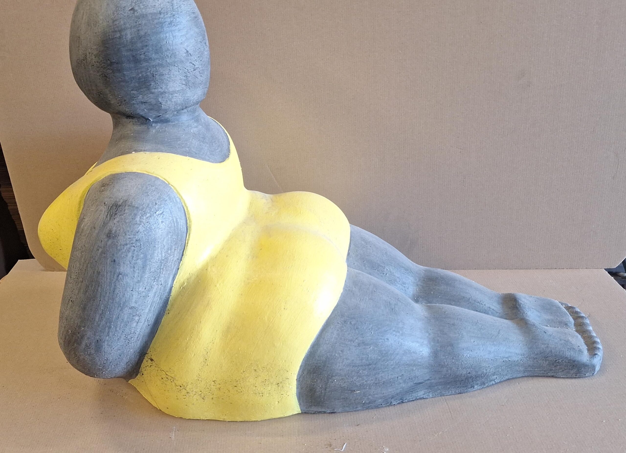 Beeld fiberstone Dikke dame op haar buik geel 78cm