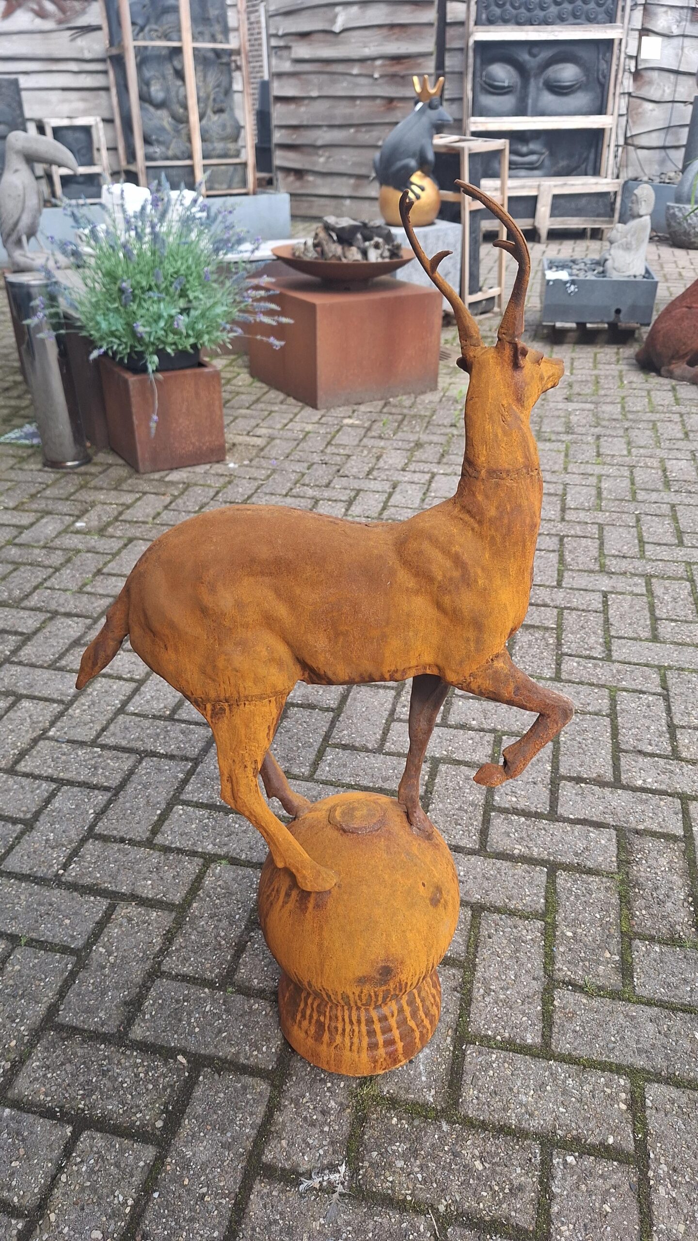 Beeld gietijzer Hert op bol rechts 95cm
