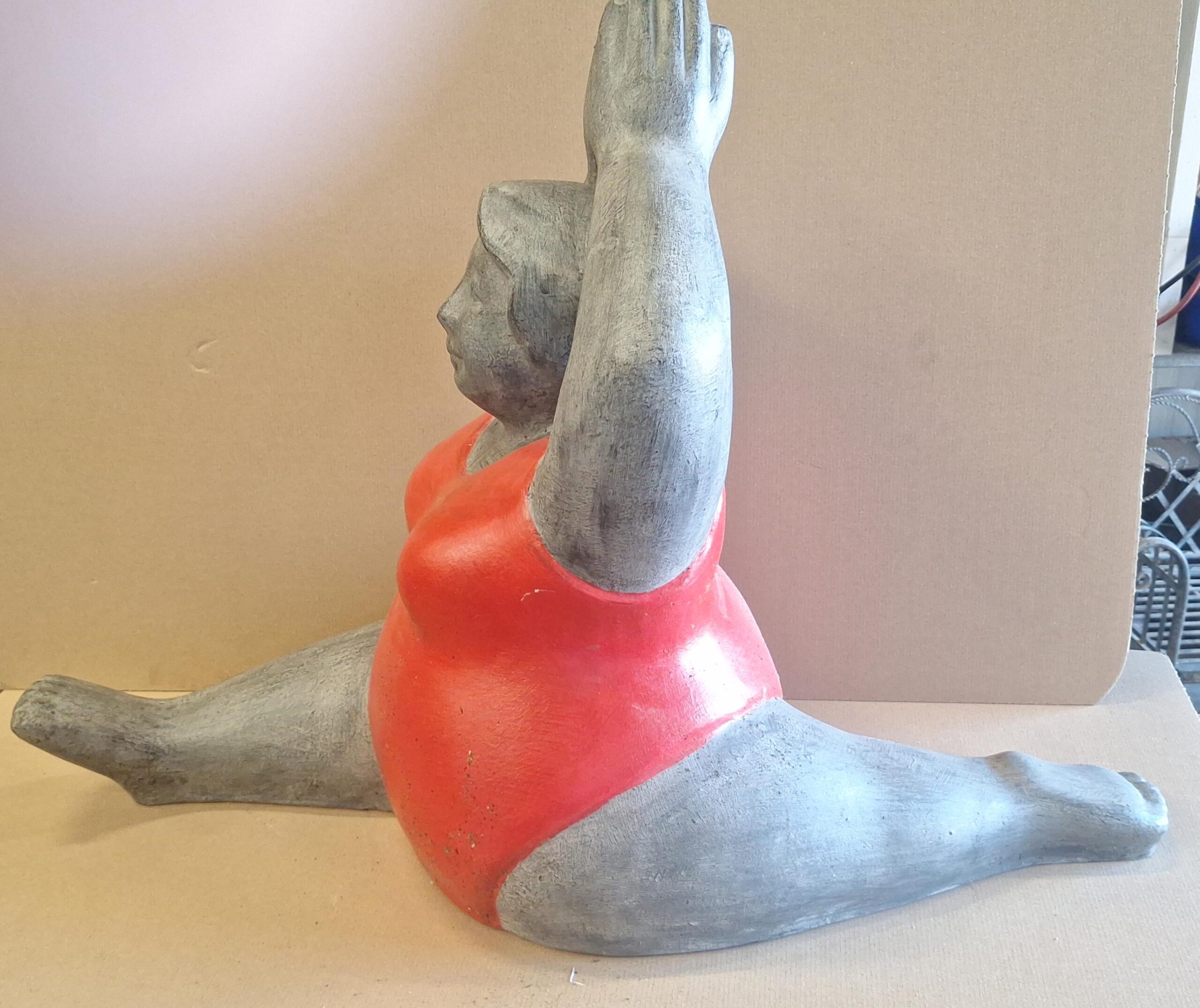 Beeld fiberstone Dikke dame in spagaat rood 95cm