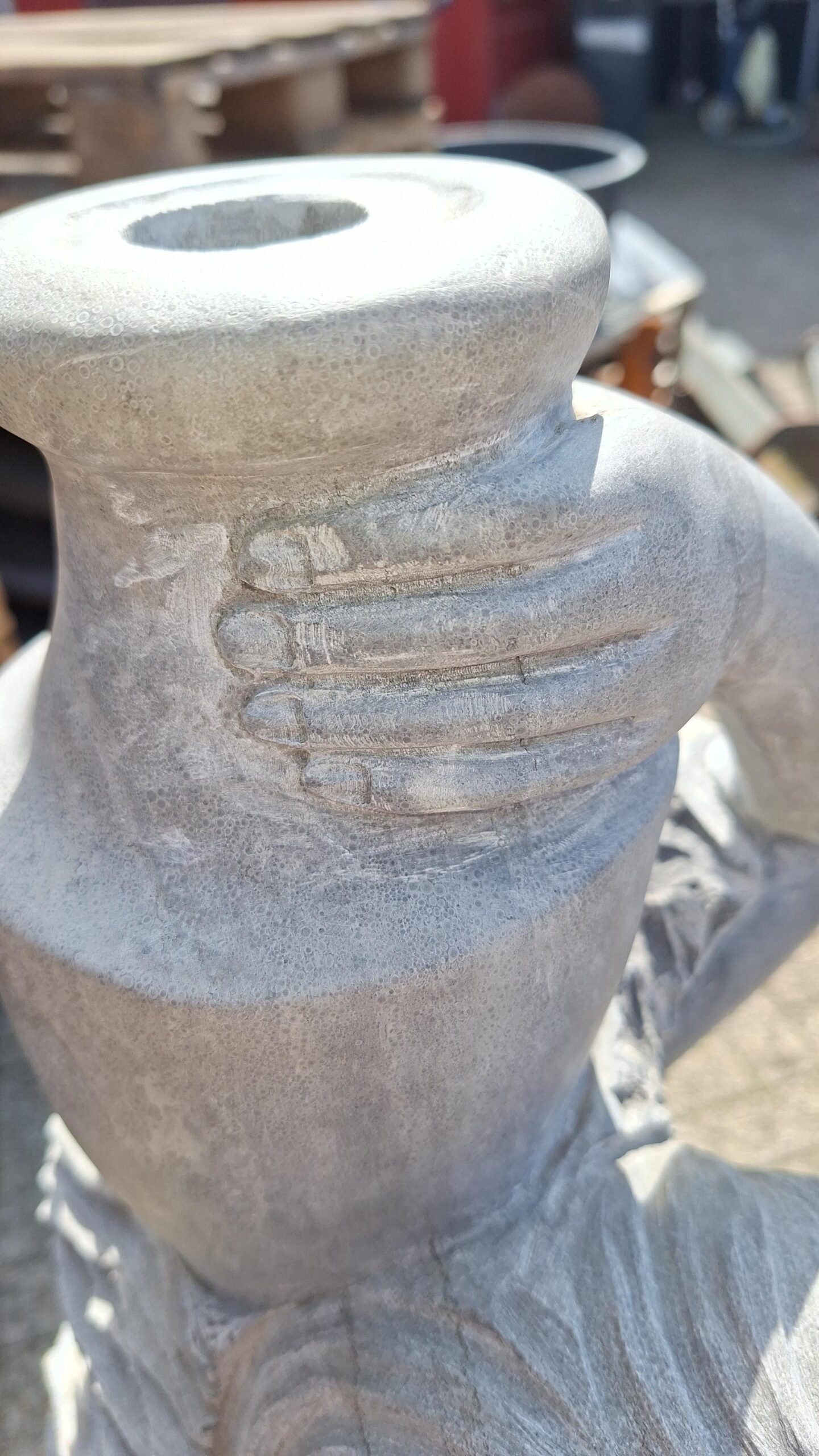Beeld fontein vrouwenfiguur marmer In Rots 120cm