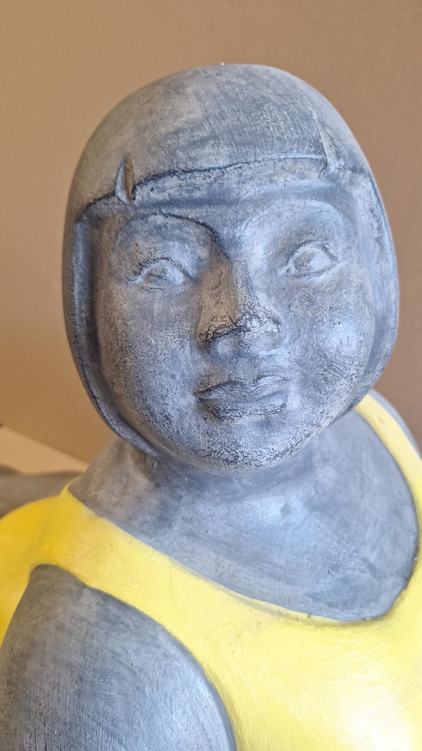 Beeld fiberstone Dikke dame op haar buik geel 78cm
