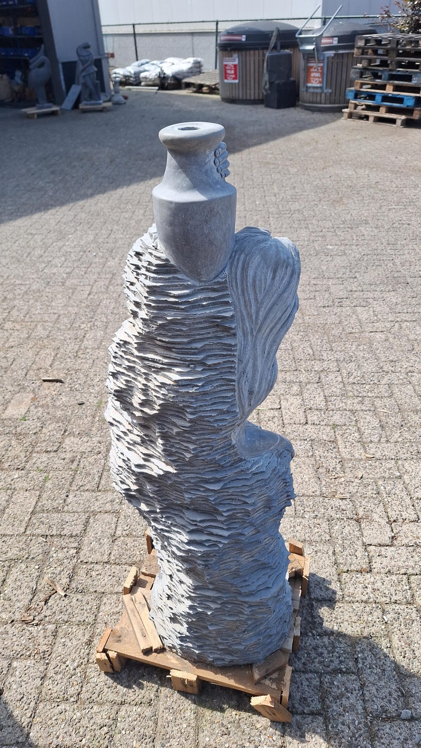 Beeld fontein vrouwenfiguur marmer In Rots 120cm