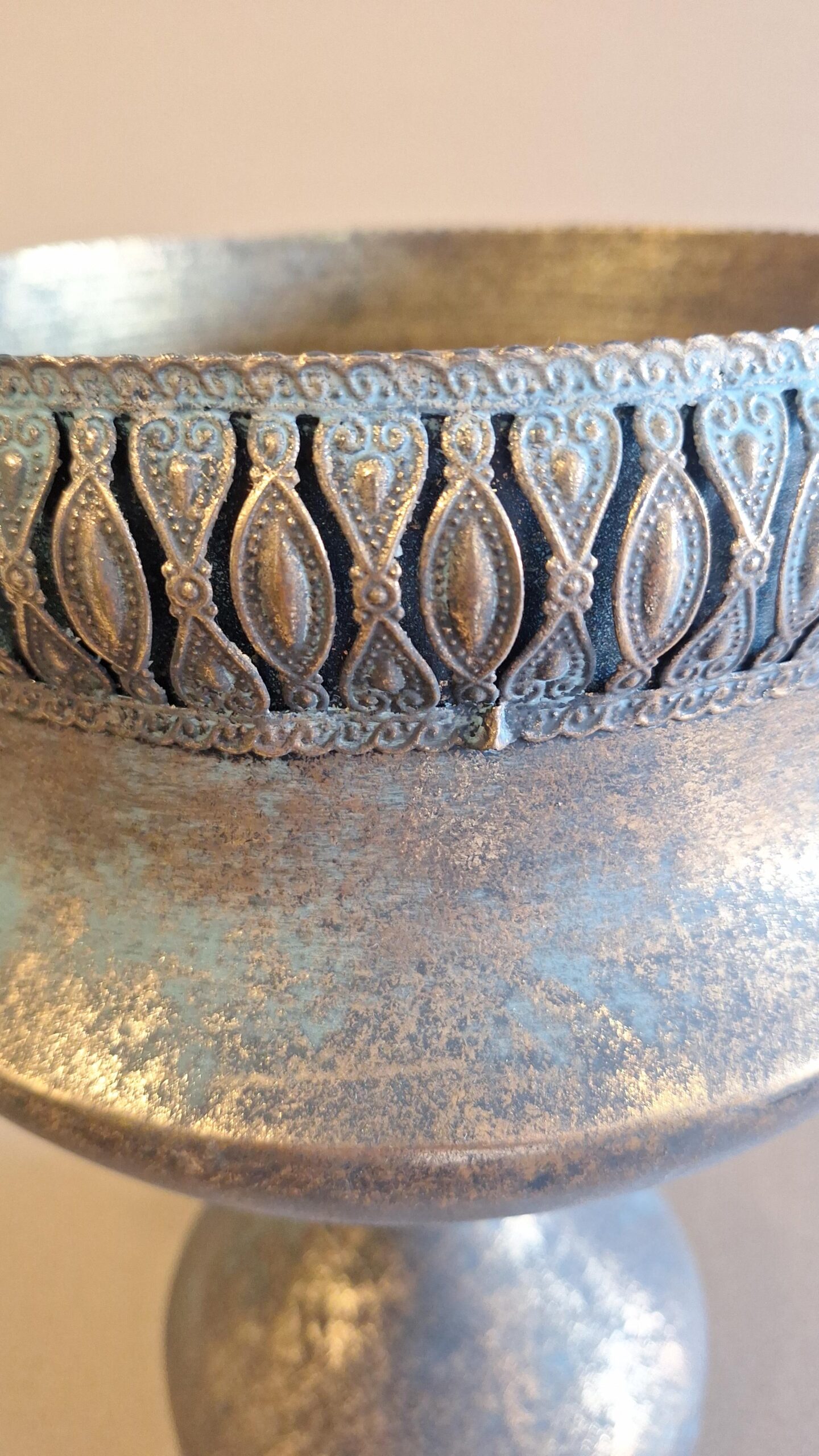 Metalen vaas op voet met oren retro Paris 34cm