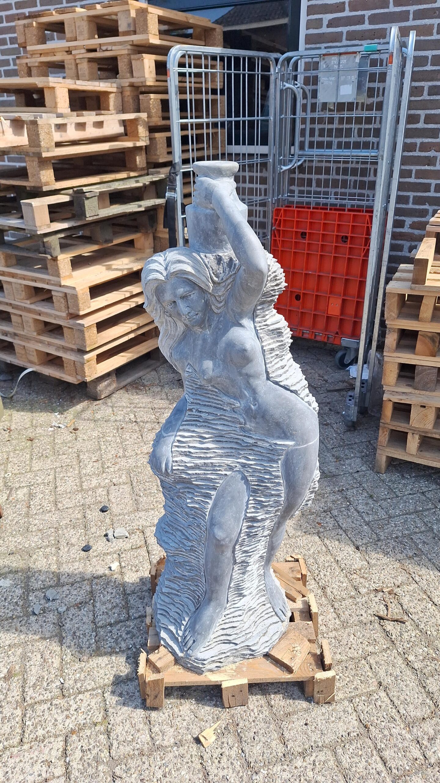 Beeld fontein vrouwenfiguur marmer In Rots 120cm
