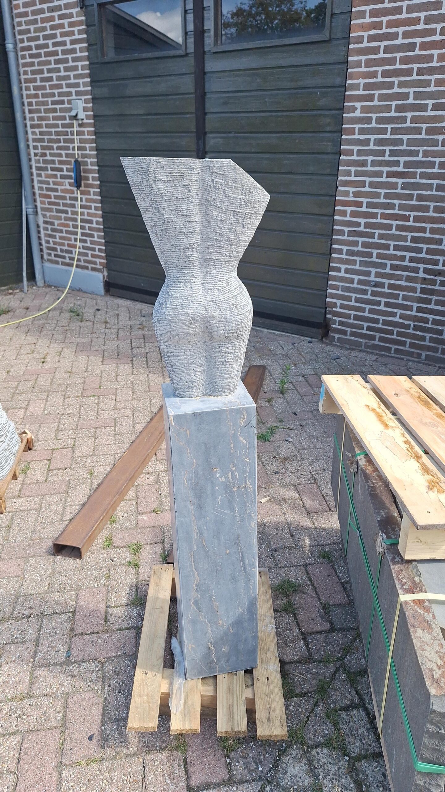 Sculptuur hardsteen Abstracte Torso 130cm
