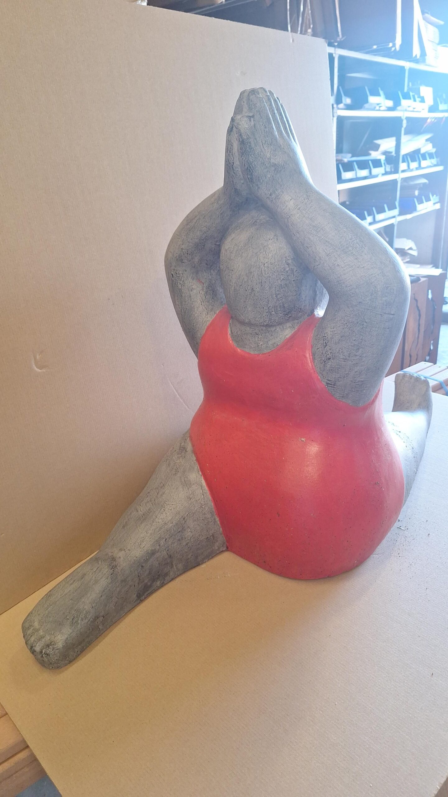 Beeld fiberstone Dikke dame in spagaat rood 95cm