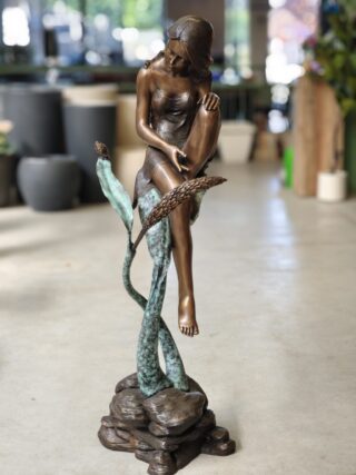 Bronzen beeld jonge vrouw op blad 133cm eliassen.nl 8