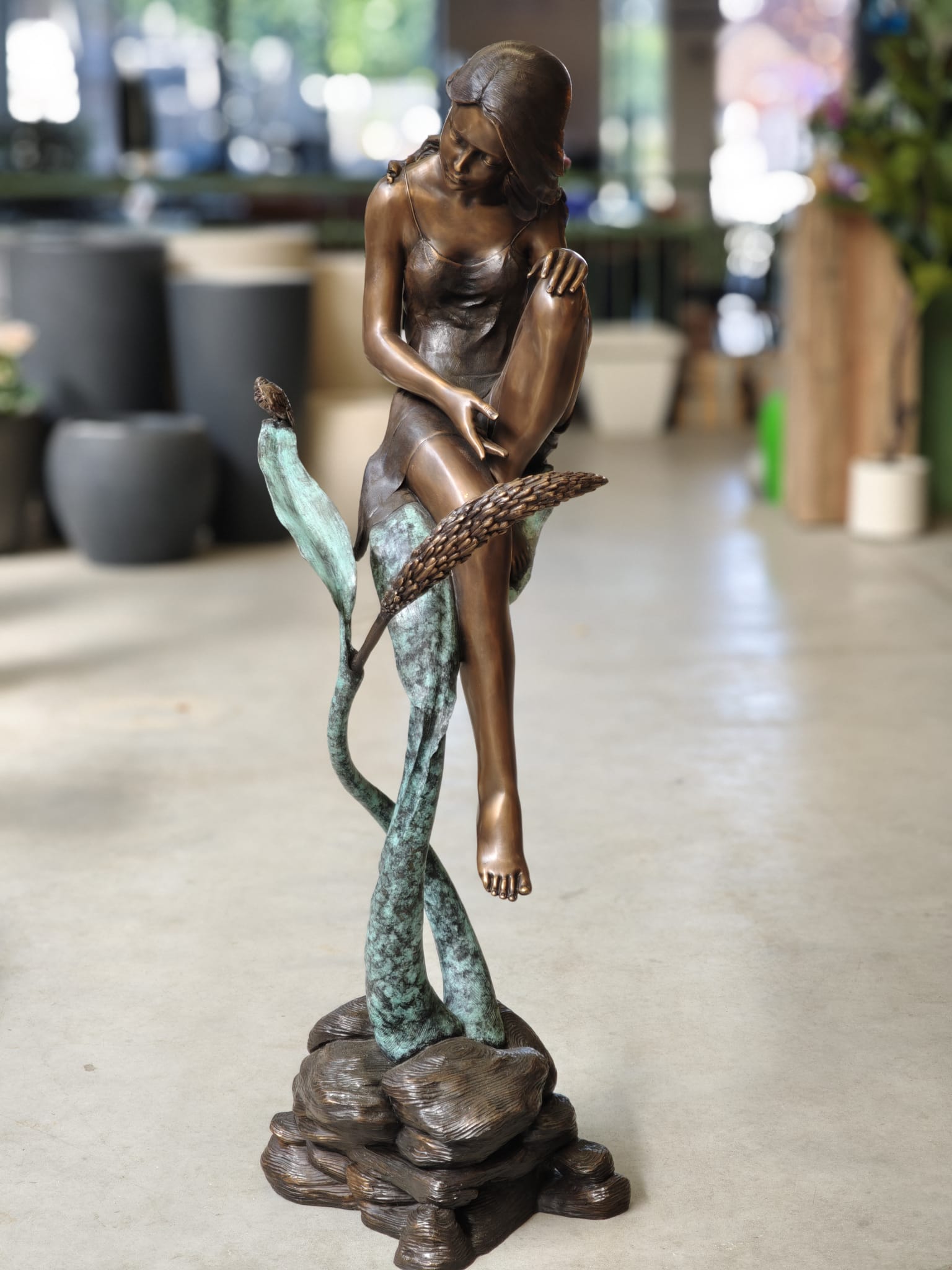Bronzen beeld jonge vrouw op blad 133cm eliassen.nl 8