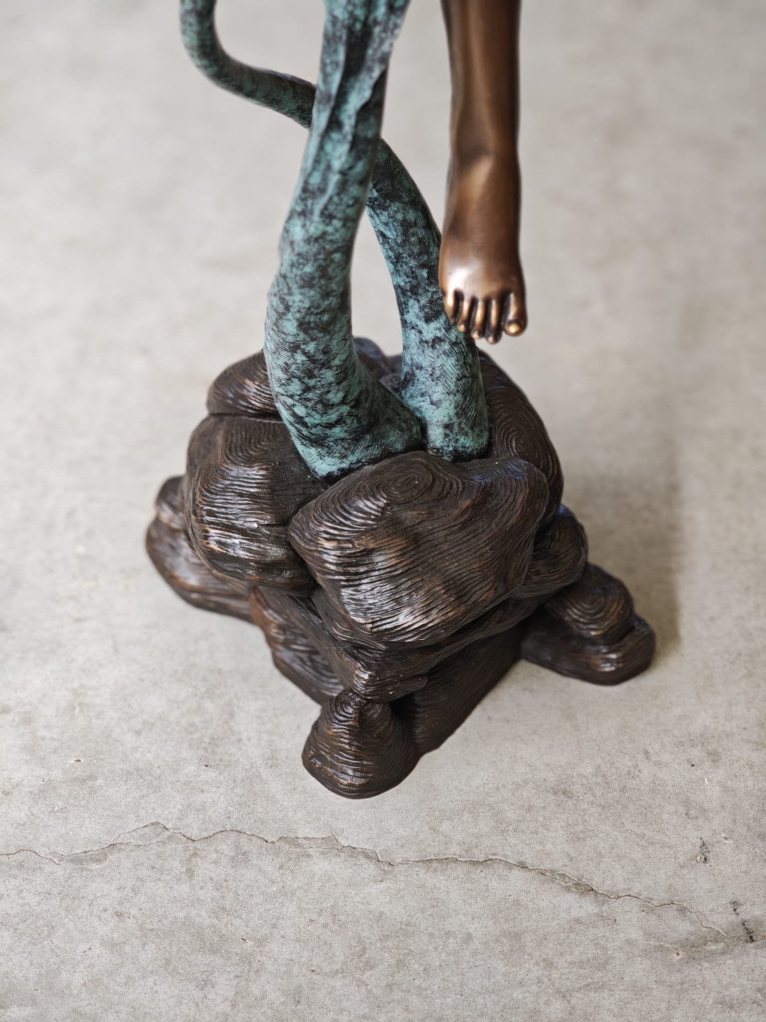 Bronzen beeld jonge vrouw op blad 133cm eliassen.nl 8