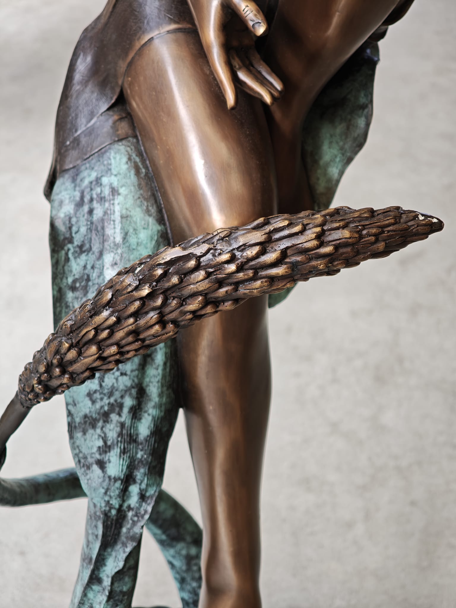 Bronzen beeld jonge vrouw op blad 133cm eliassen.nl 8