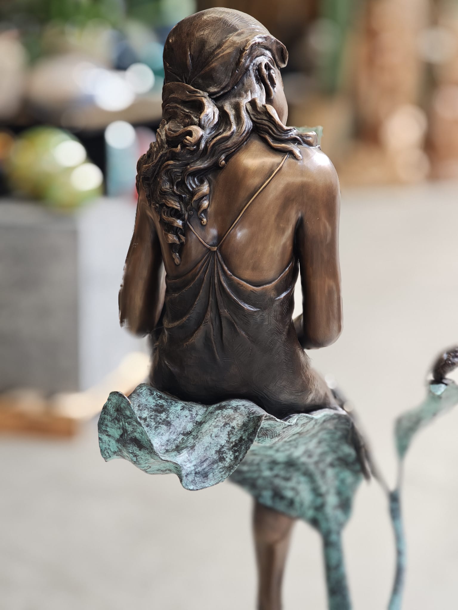 Bronzen beeld jonge vrouw op blad 133cm eliassen.nl 8