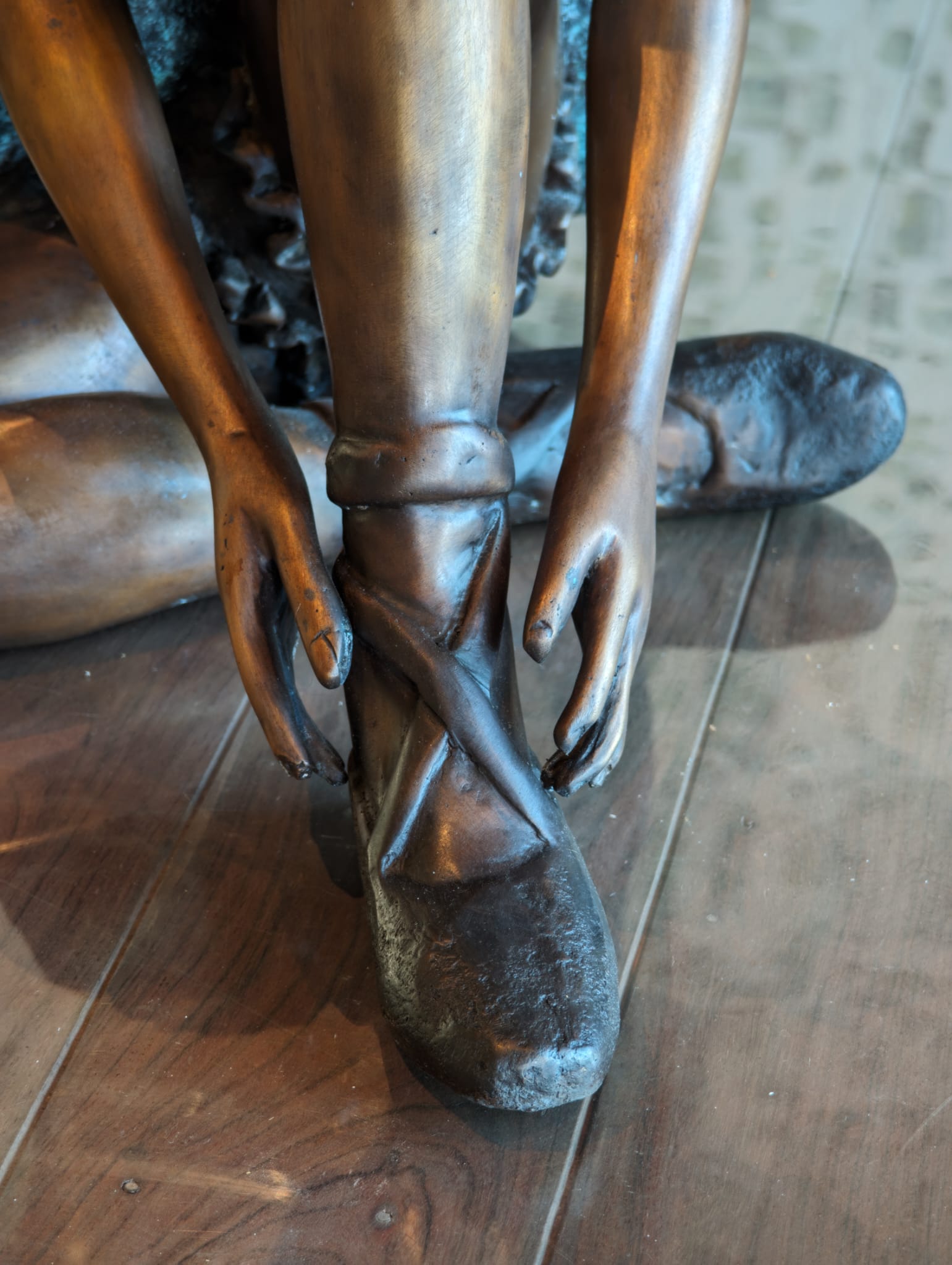 Bronzen beeld zittend meisje Ballerina strikt schoen eliassen.nl 21