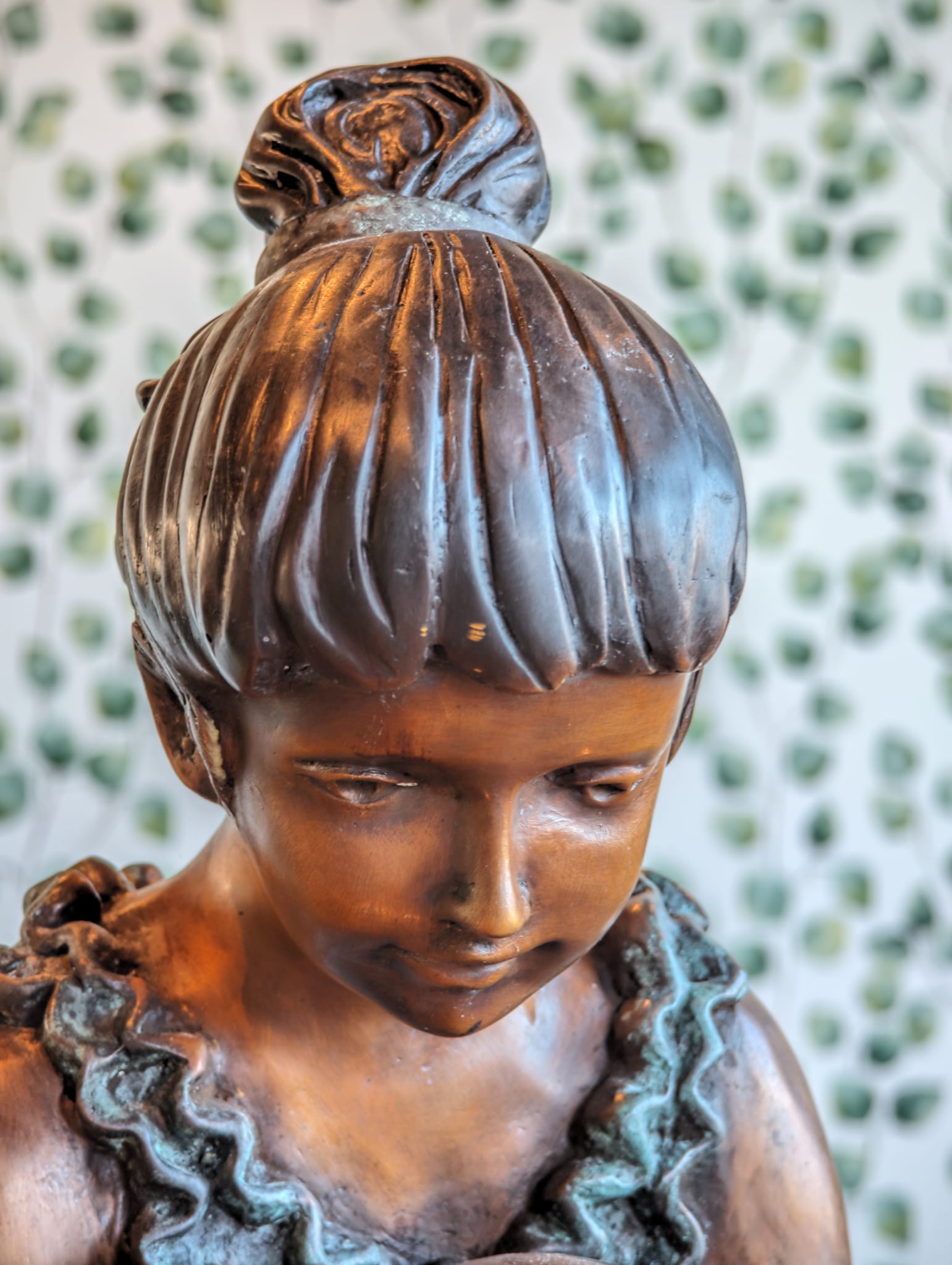 Bronzen beeld zittend meisje Ballerina strikt schoen eliassen.nl 21
