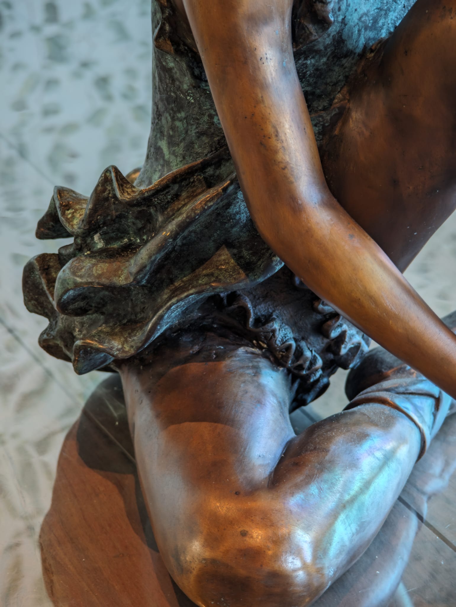 Bronzen beeld zittend meisje Ballerina strikt schoen eliassen.nl 21