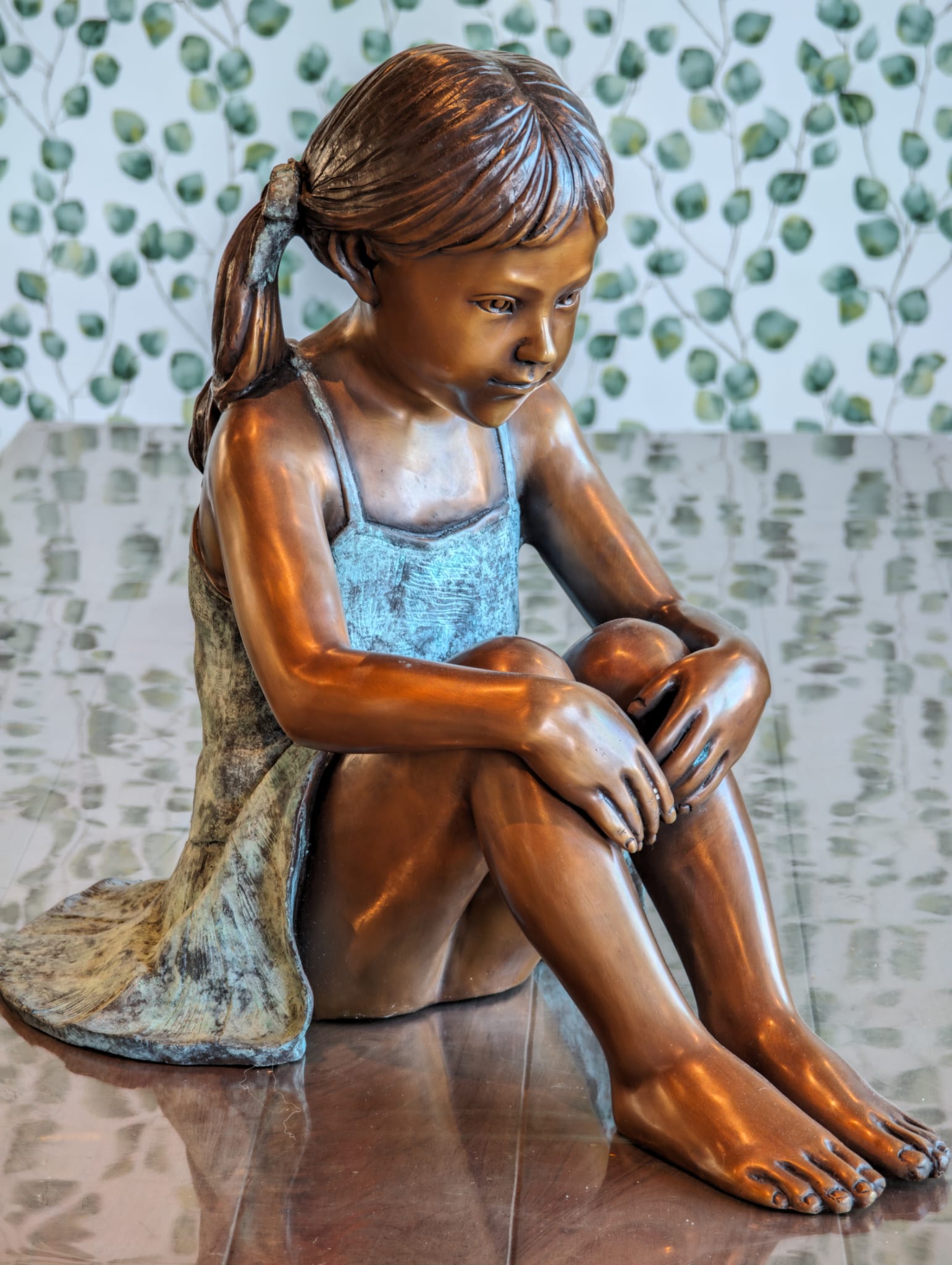 Bronzen beeld zittend meisje met opgetrokken benen 55cm eliassen.nl 4