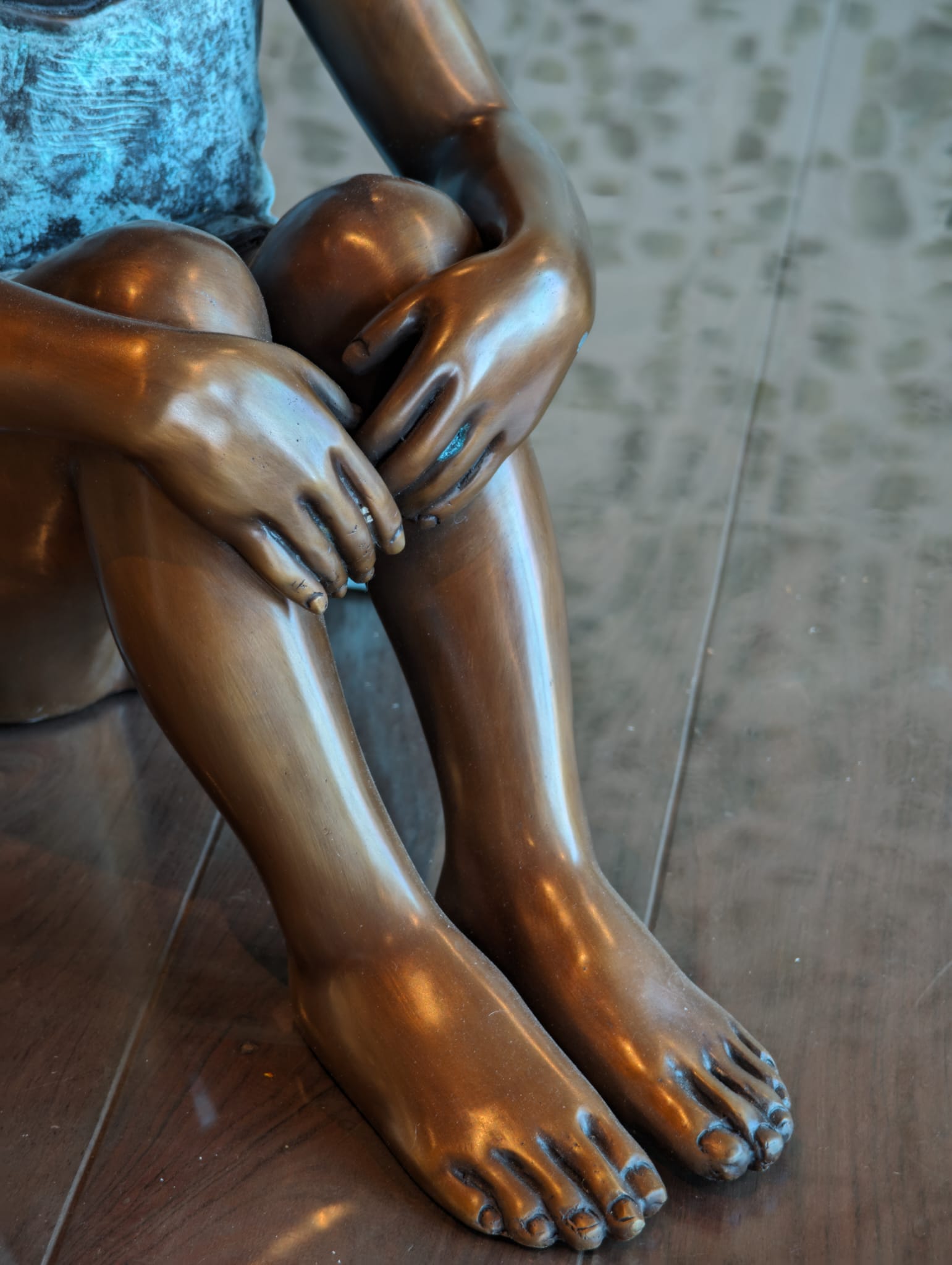 Bronzen beeld zittend meisje met opgetrokken benen 55cm eliassen.nl 4