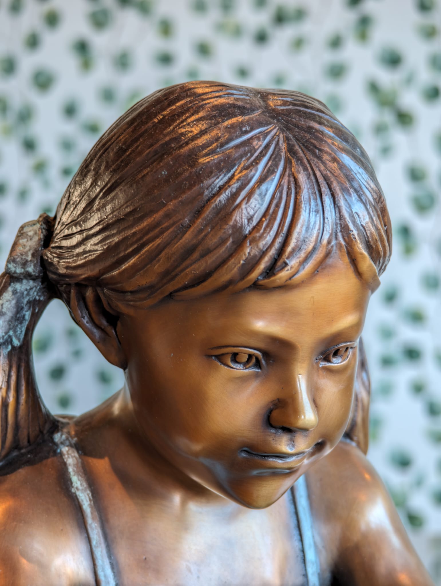 Bronzen beeld zittend meisje met opgetrokken benen 55cm eliassen.nl 4
