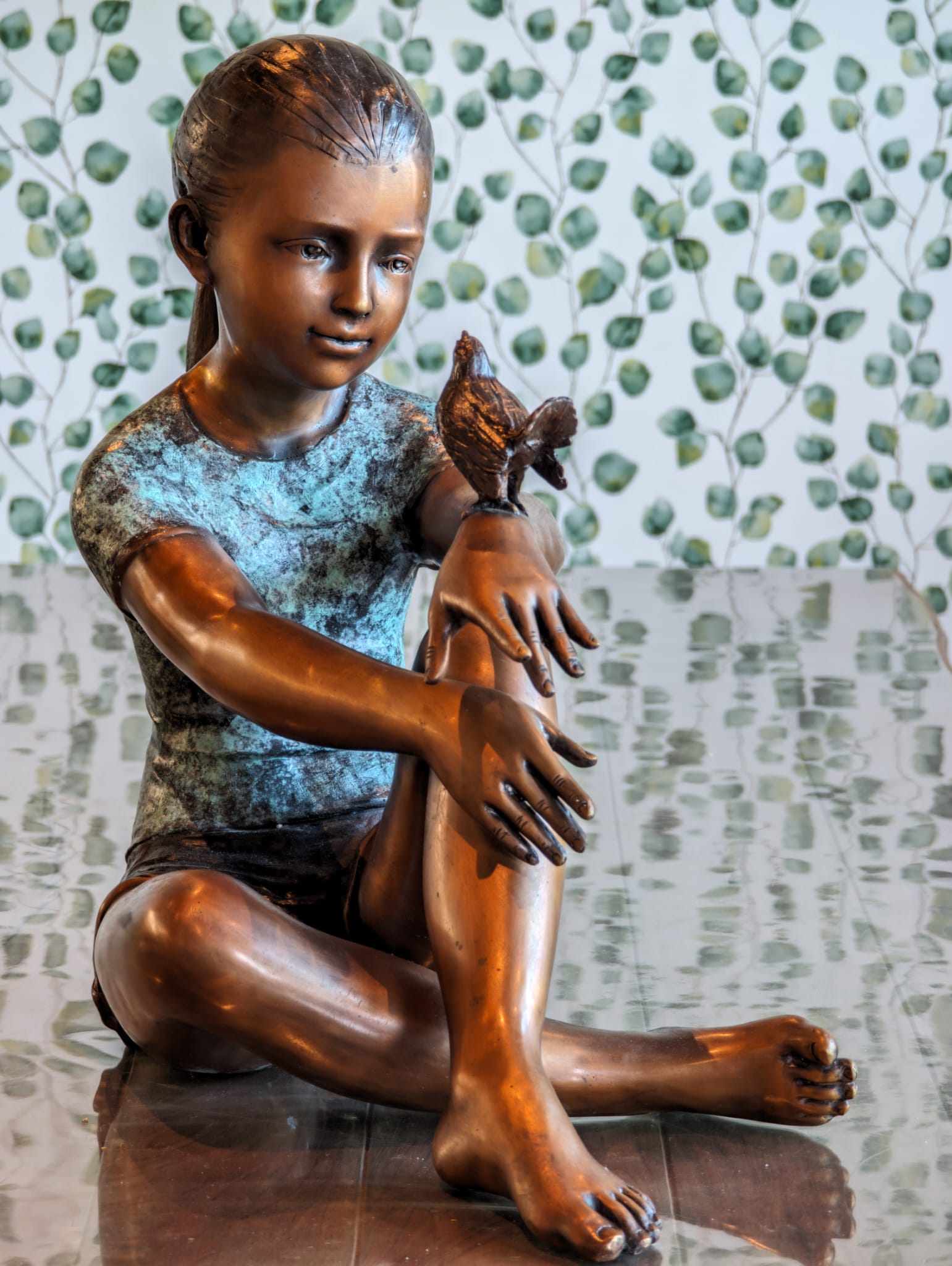 Bronzen beeld zittend meisje met vogel op arm 56cm eliassen.nl 5