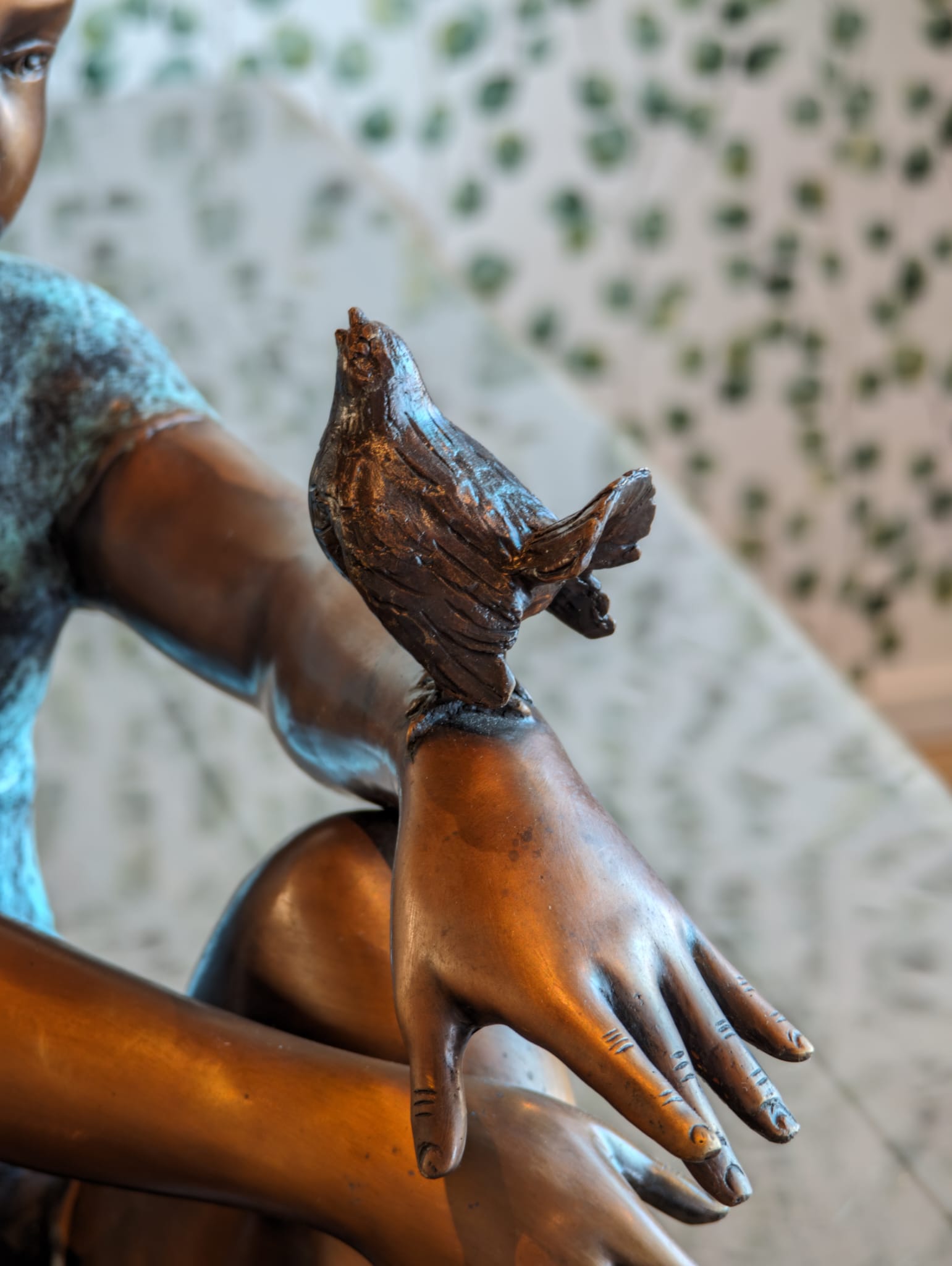 Bronzen beeld zittend meisje met vogel op arm 56cm eliassen.nl 5