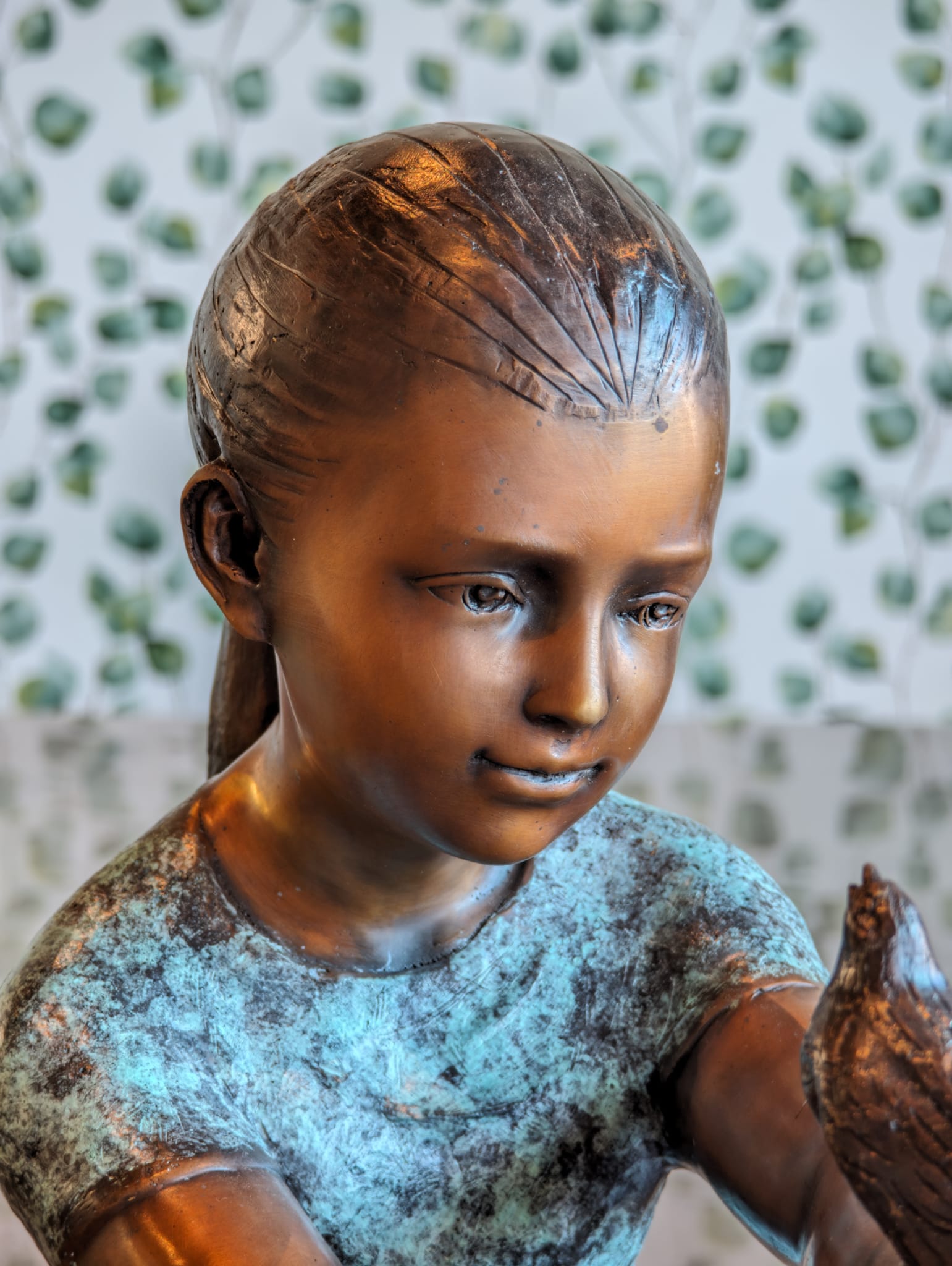 Bronzen beeld zittend meisje met vogel op arm 56cm eliassen.nl 5