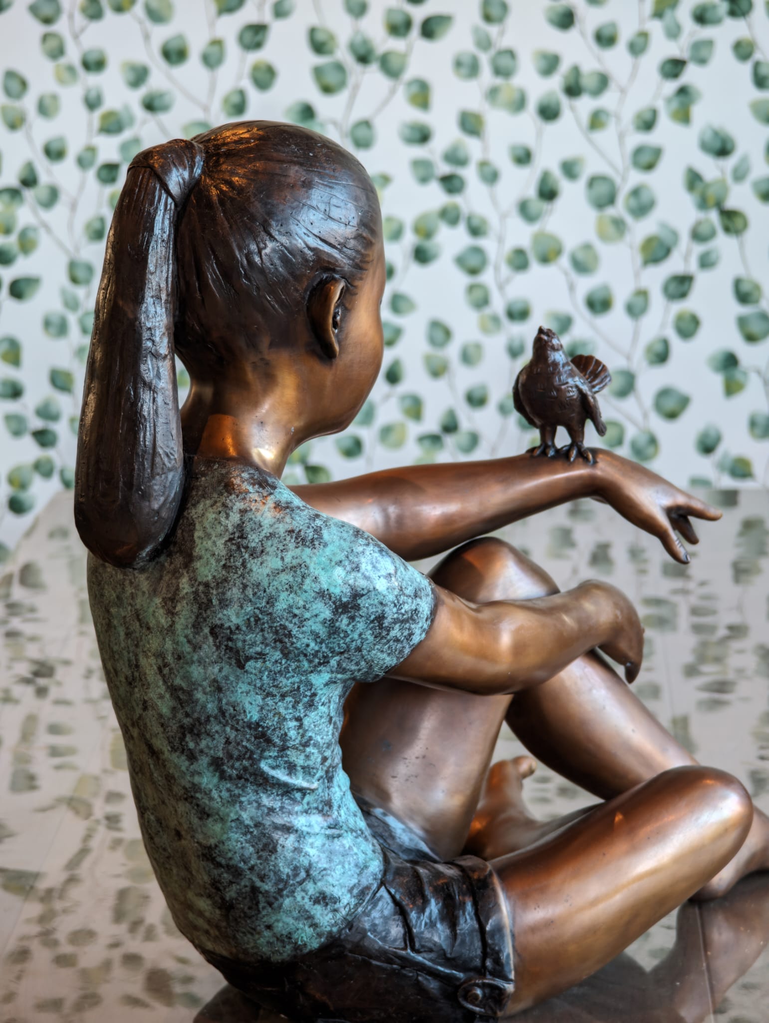Bronzen beeld zittend meisje met vogel op arm 56cm eliassen.nl 5