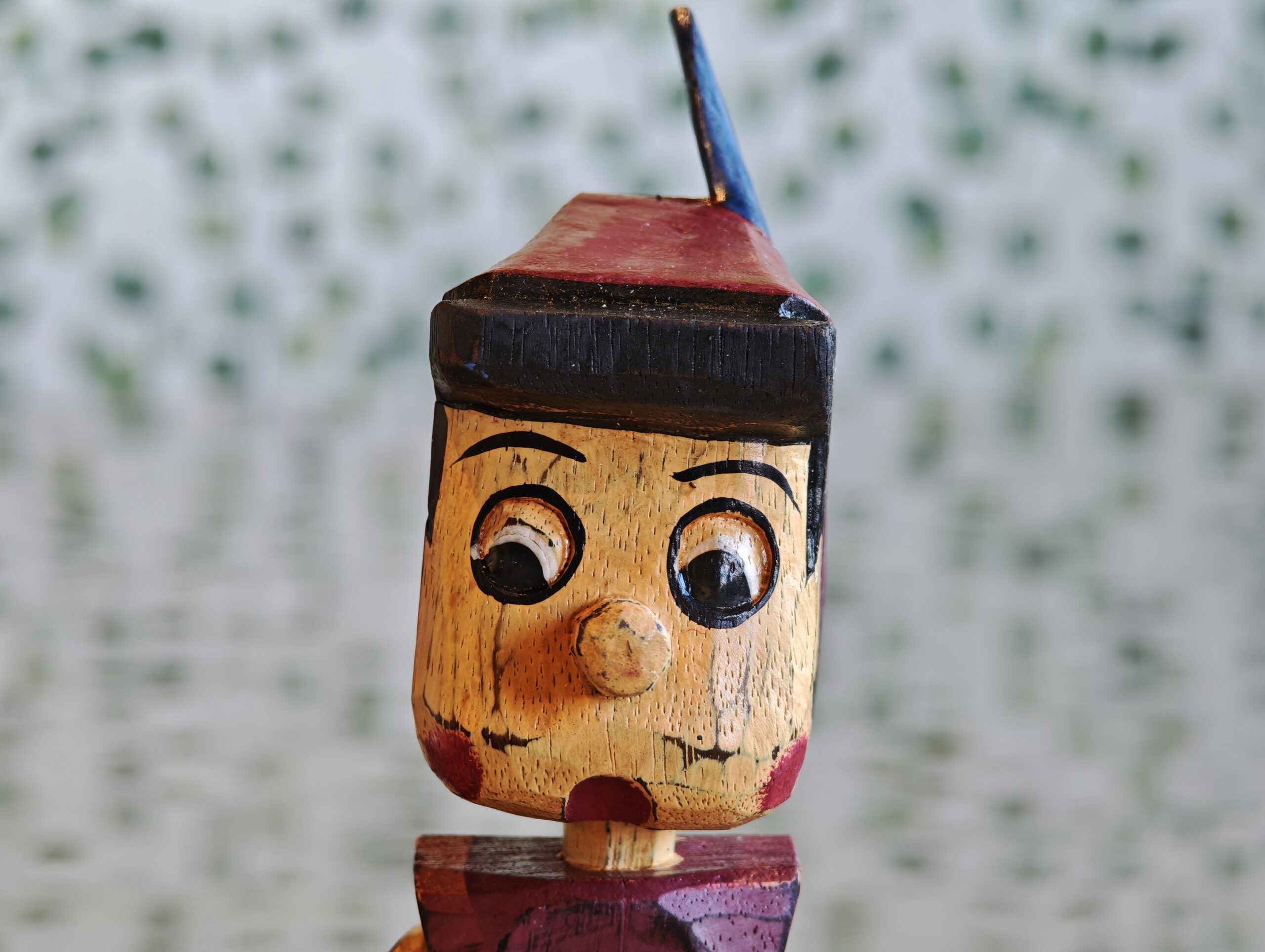 Houten beeld Pinokkio zittend 20cm