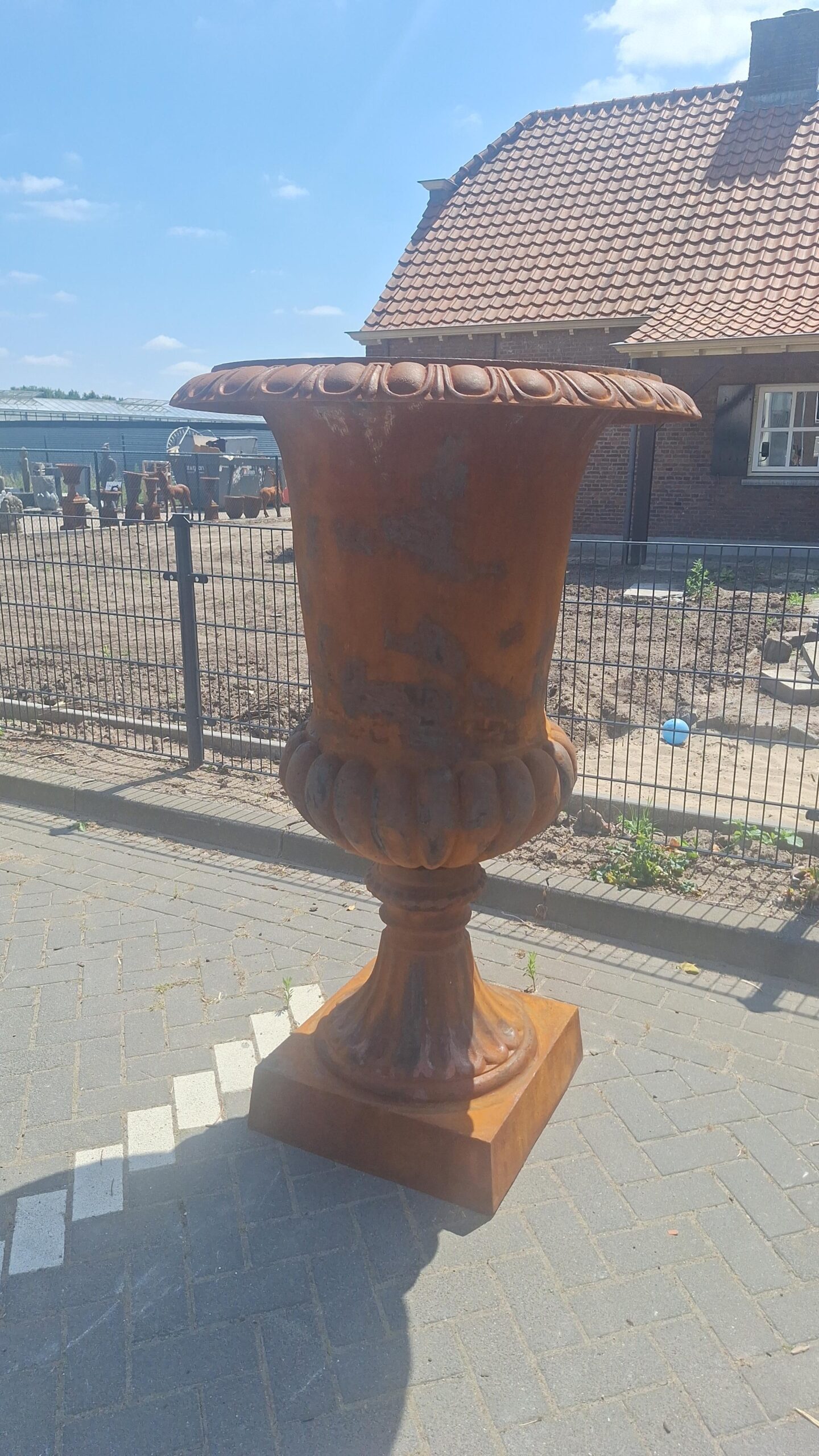 fransen vaas gietijzer roest 157cm - Eliassen.nl