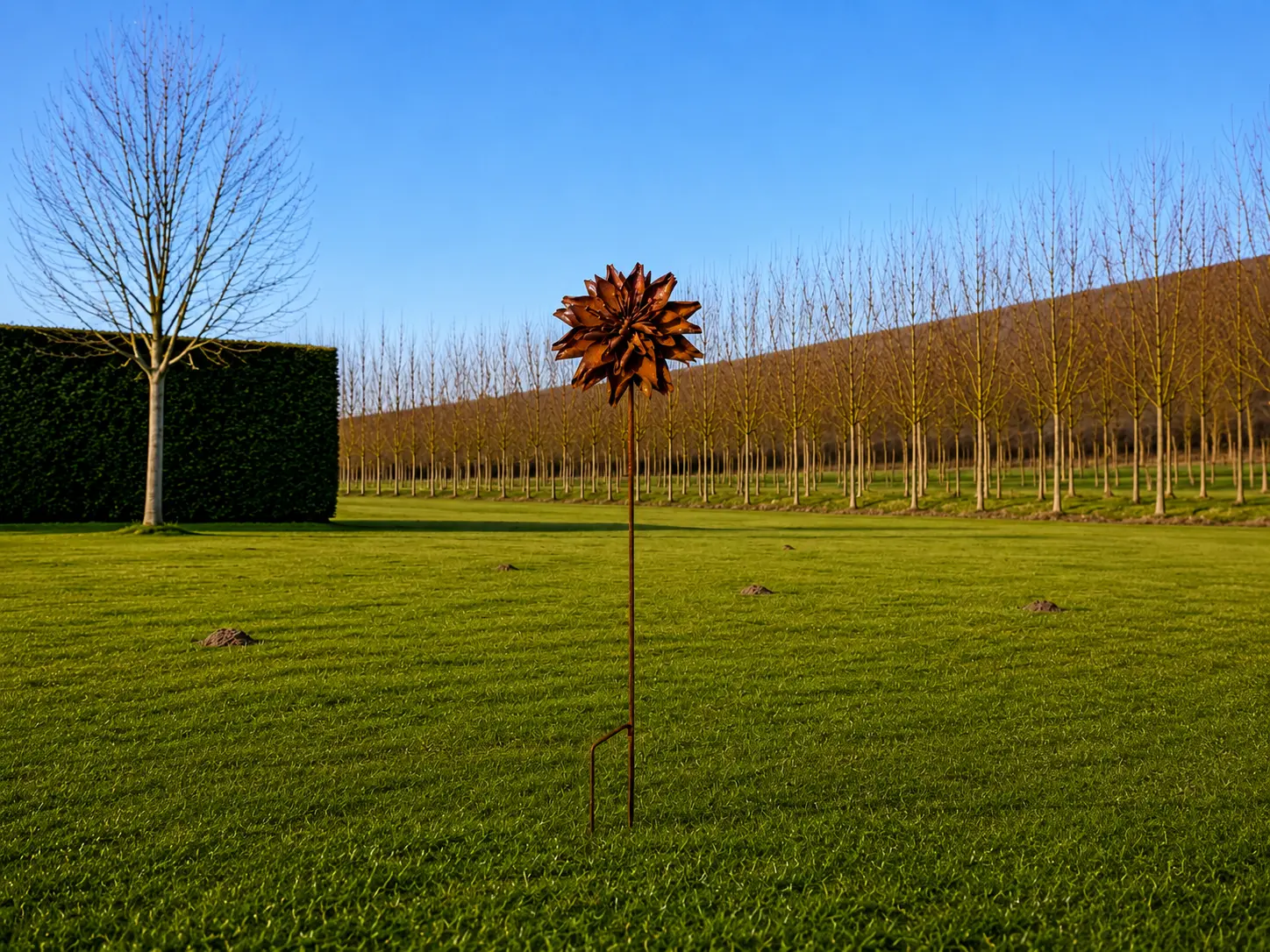 Tuinsteker met bloem in de tuin - Eliassen.nl