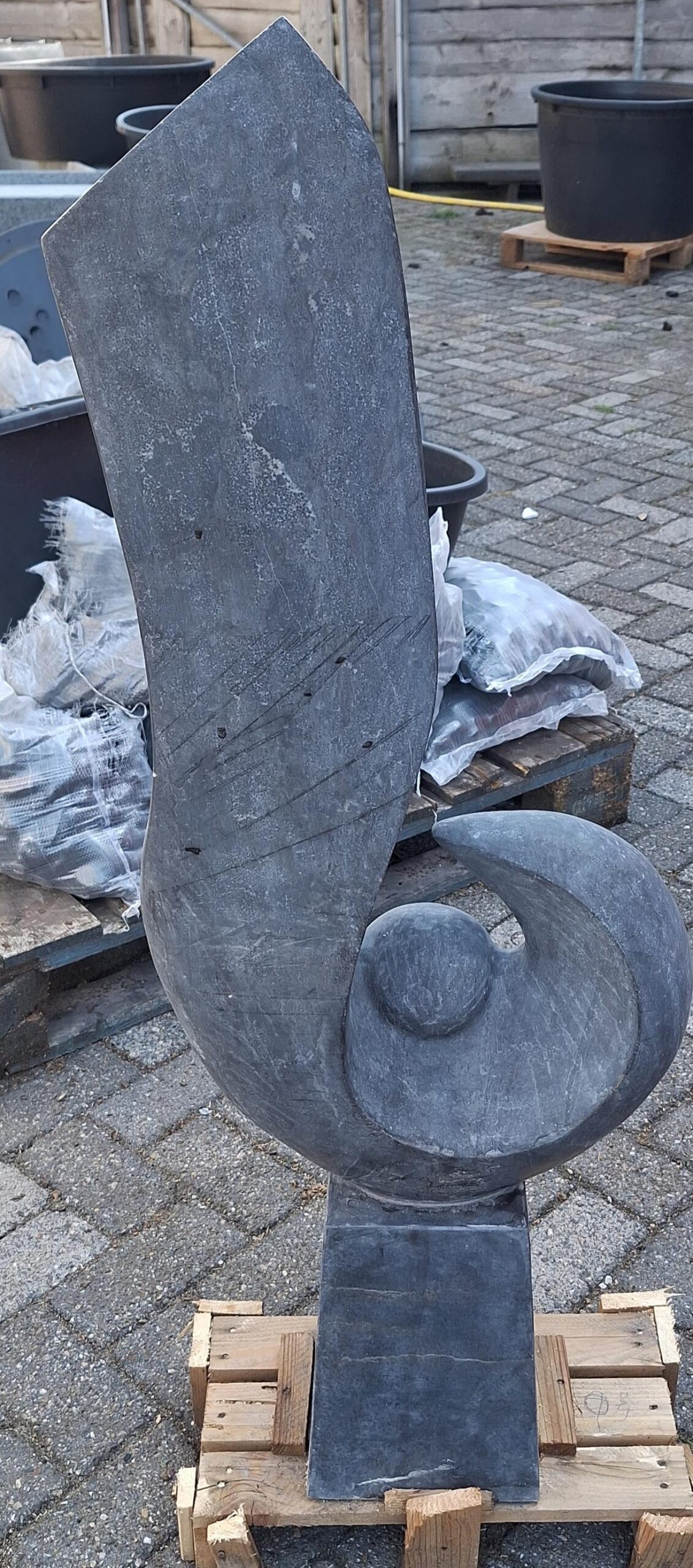 Sculptuur marmer Back to base 113cm