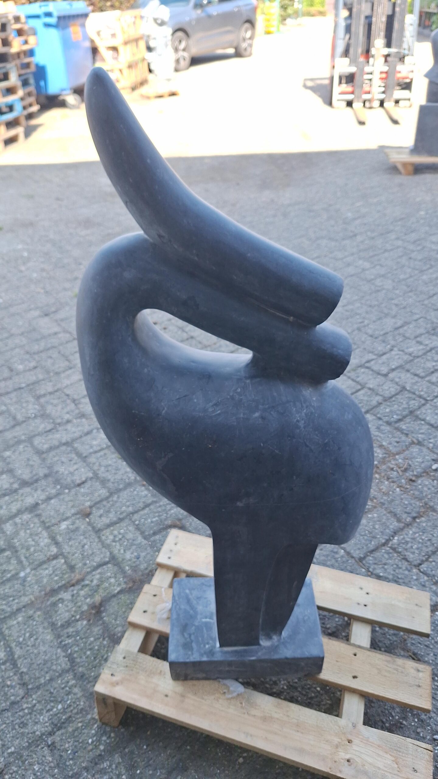 Sculptuur marmer Ooievaar klepperend 100cm