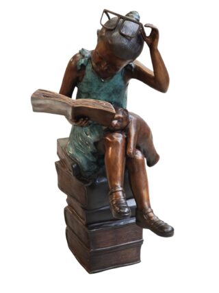 Bronzestatue eines lesenden Mädchens auf einem Stapel Bücher mit Brille und Teddybär, 90 cm, eliassen.nl