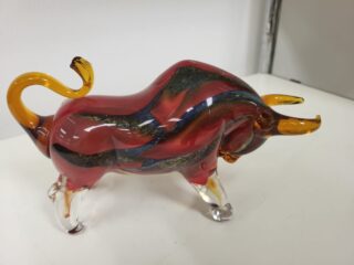 glazen stier rode kleur 25cm - Eliassen.nl