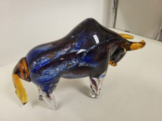 glazen stier in blauwe kleur 24cm - Eliassen.nl