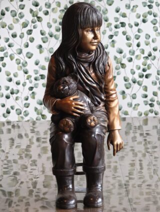 Bronzen beeld meisje op stoel met teddybeer 72cm - Eliassen.nl