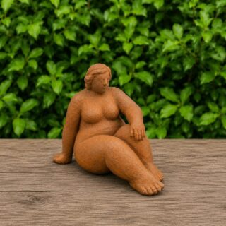 Dikke vrouw zittend gietijzer 27cm - Eliassen.nl
